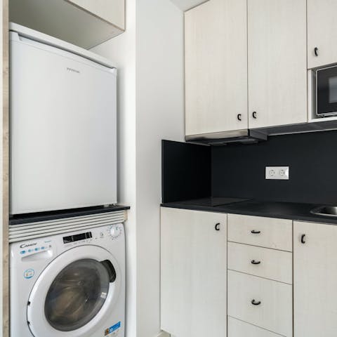 Enjoy convenience during longer stays with a washing machine and hob