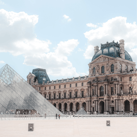 Walk to the Louvre Museum in twenty-two minutes