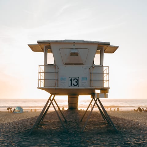 Stay just a four-minute walk away from the sandy shoreline of Mission Beach