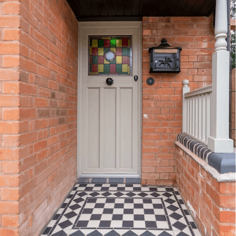 Stay in a charming 1930s home right in the heart of Stratford-upon-Avon