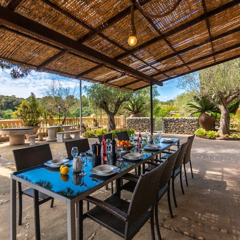 Share a fresh breakfast altogether shaded by the pergola