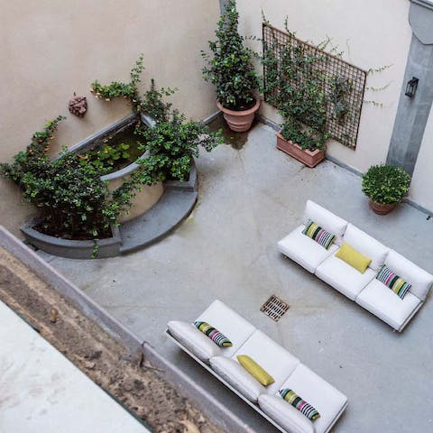 Enjoy the Florence sunshine in the enclosed outdoor lounge