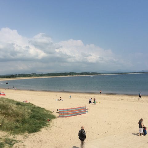 Explore the stunning beaches at Pwllheli and Abersoch, a fifteen-minute drive