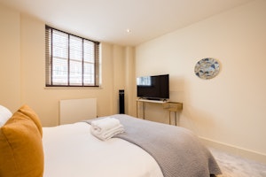 London Muse image 13