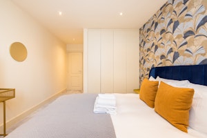 London Muse image 9