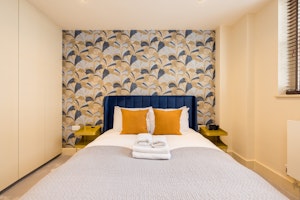 London Muse image 6
