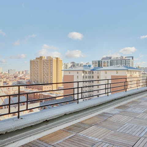 Head up to the shared rooftop terrace for spectacular Philly views