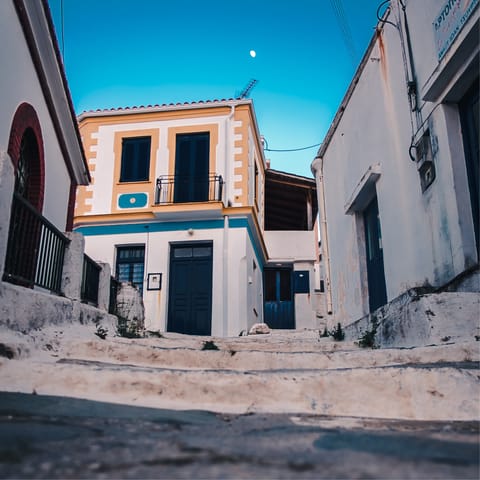 Wander around the streets of Ioulis, Kea's capital