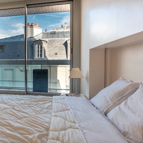 Wake up in the comfortable bedroom and step straight out onto the balcony for morning rooftop views