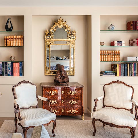 Sit pretty on the elegant armchairs while enjoying one of the many books from the shelves