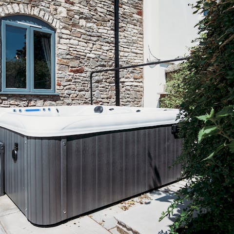 Unwind after a day hiking in the countryside, in your private hot tub