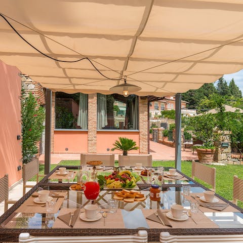 Cook up a summery feast on the barbecue and enjoy on the verandah