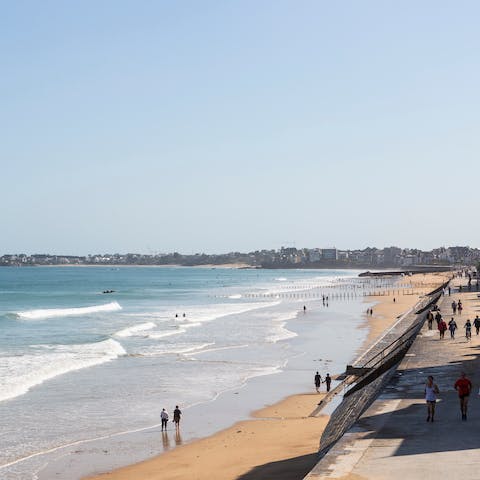 Stay on the waterfront of Saint Malo's Grande Plage