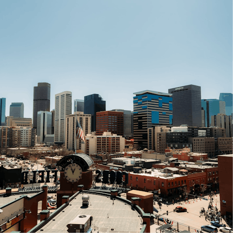 Explore your LoHi neighbourhood known for its cocktail lounges, craft beer spots, and stylish restaurants – Commons Park is also a fifteen-minute walk away