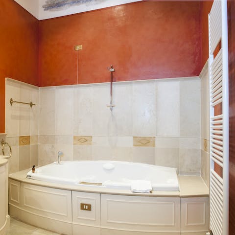 Soak in the jacuzzi after a day at the museum