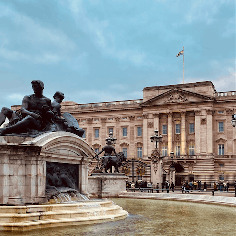 Stroll to the majestic Buckingham Palace in just twenty minutes