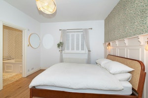 Morning in Streatham image 10