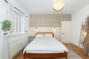 Morning in Streatham image 5