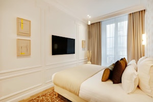 The Golden Heart of Paris image 12
