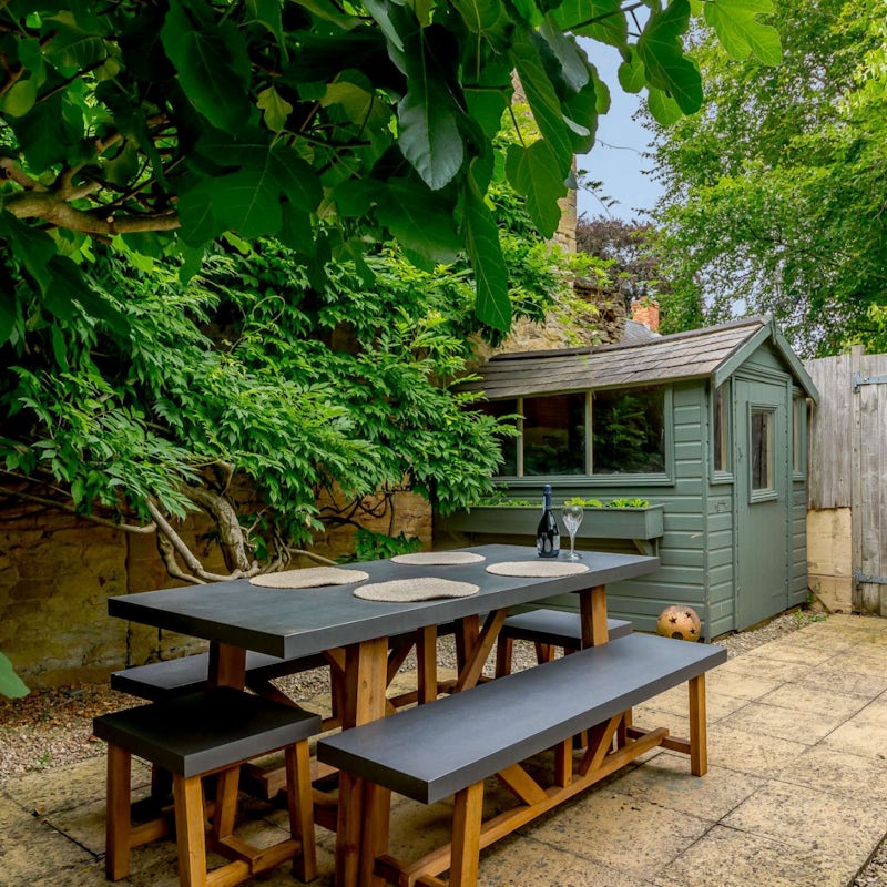 Fire up the charcoal barbeque and enjoy an alfresco lunch surrounded by greenery