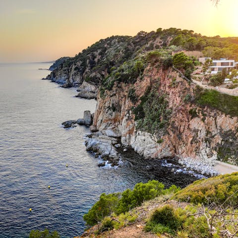Enjoy being just minutes from the gorgeous Costa Brava coastline
