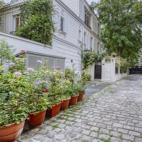 Enjoy mornings out in the Parisian cobbled courtyard