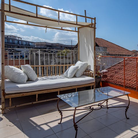 Unwind on the daybed on the roof terrace