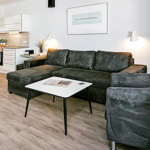 Unwind in the comfortable living area after a day out in Kiel – a thirty-five-minute drive away 