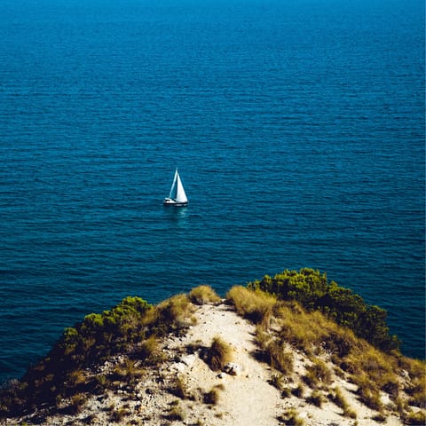 Explore the beaches of Alicante – less than 9 kilometres away