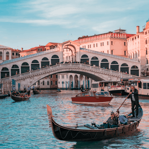 Walk to the iconic Rialto Bridge in under ten minutes