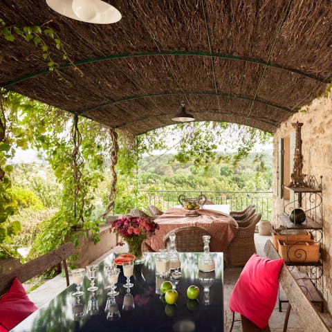 Sit under the planted pergola, the most charming spot for a dinner alfresco