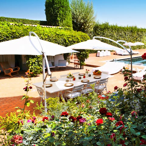 Enjoy alfresco meals in the shade of the large patio umbrellas