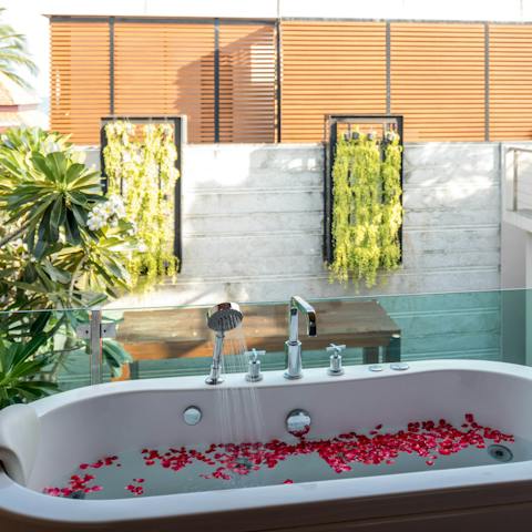 Soak up the atmosphere as you immerse yourself in the fabulous free–standing outdoor bathtub