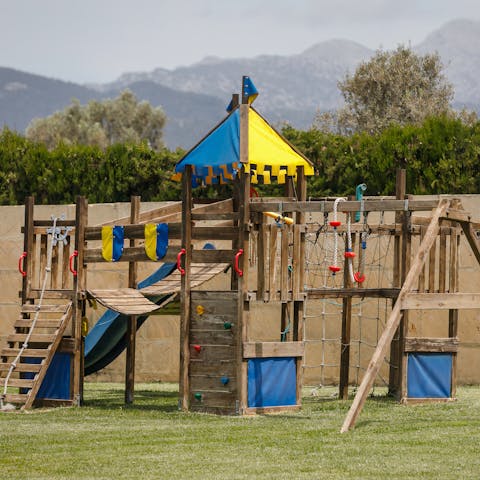 Let the little ones tire themselves out in the play area – there's also a trampoline