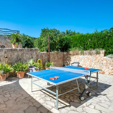 Channel Nadal on the ping pong table