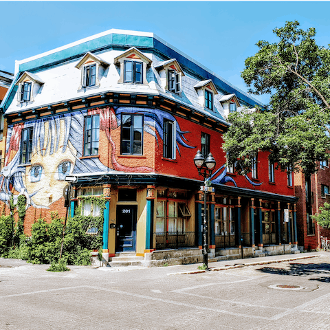 Explore the wonders of Montreal from your location in the trendy Griffintown neighbourhood