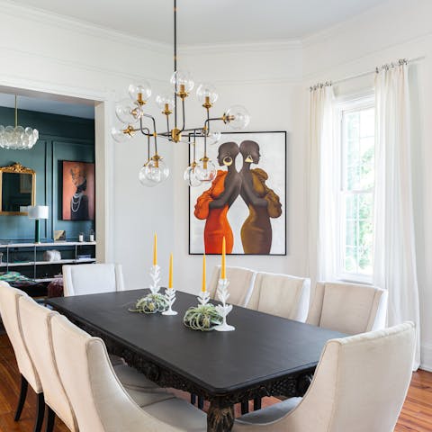 Share memorable dinners together under the glow of the pendant light