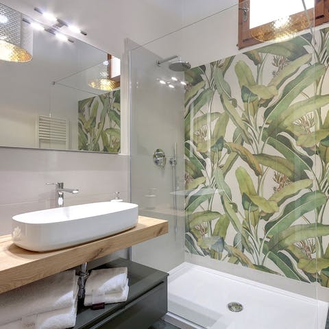 Get ready for a fabulous evening out in the tropical bathroom