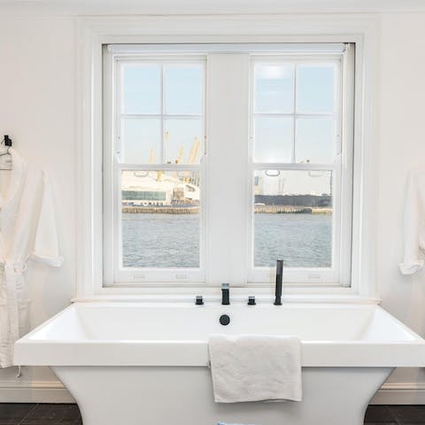 Luxuriate in the main bedroom's bathtub with views of the Thames