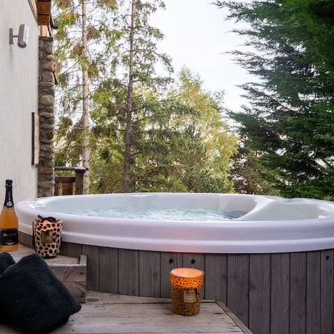 Enjoy the peace of the Pyrenees from the bubbling waters of the hot tub