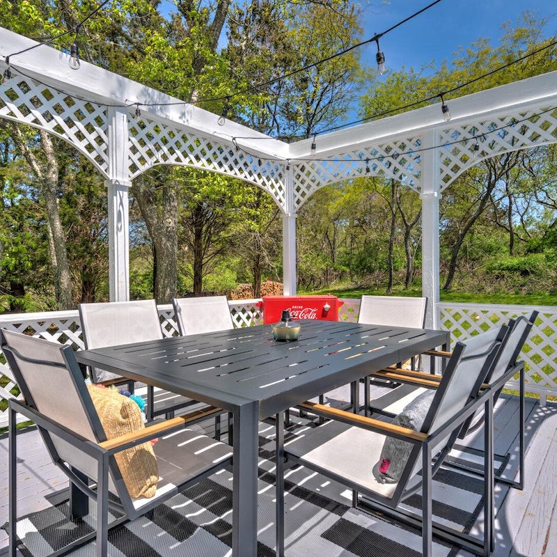 Barbecue in the yard and eat around the al fresco dining area