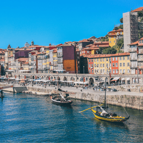 Find a sunny spot for drinks at Cais da Ribeira – within walking distance