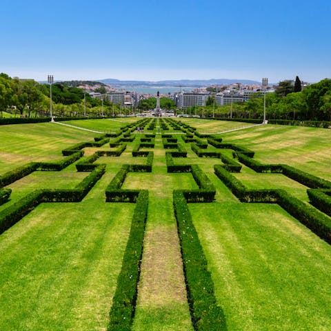 Enjoy an afternoon stroll through nearby Parque Eduardo VII