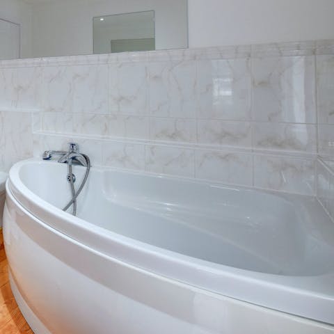 Relax after a hard day at the beach in the super-spacious bath