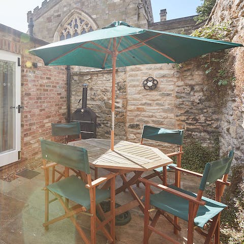 Make use of the pizza oven and enjoy alfresco meals in the courtyard when the weather is kind 