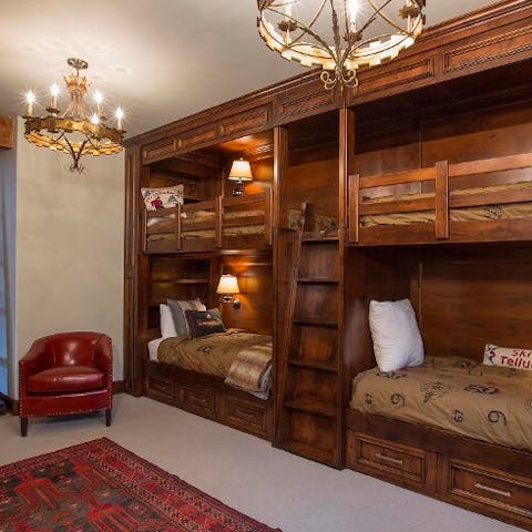 Let the children have a wonderful time in their bunk room