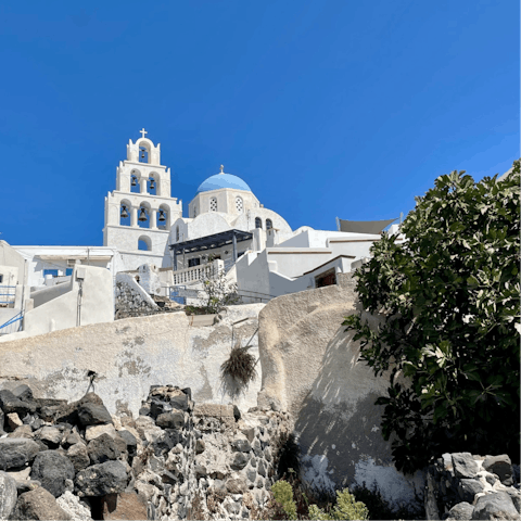 Explore Santorini's beautiful and iconic architecture 