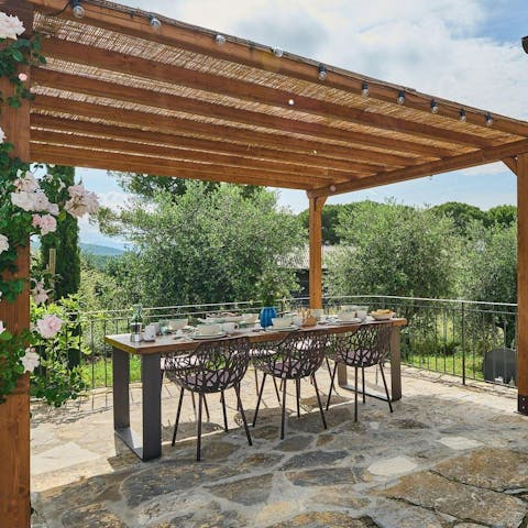 Enjoy a family meal under the shade of the pretty pergola