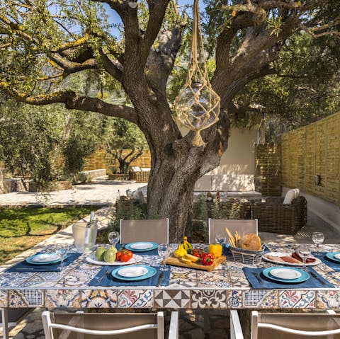 Devour your barbecue meats under the gnarled tree