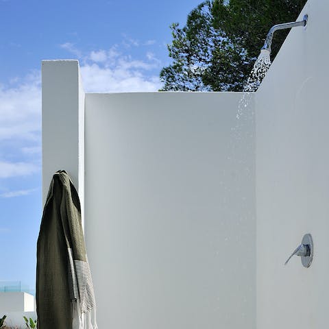 Rinse off the salt water from the pool in the outdoor shower